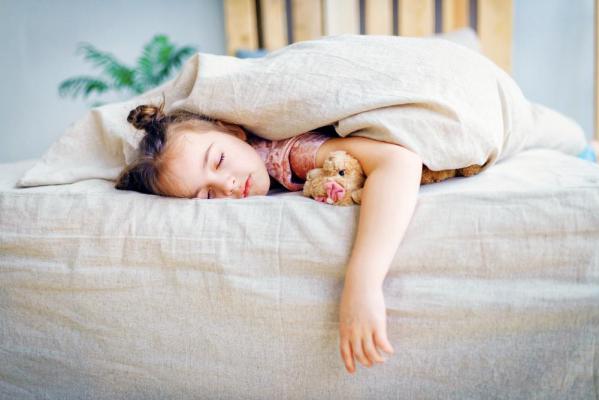 Fetiţă de cinci ani, găsită moartă în casă, în Statele Unite. Mama copilei, acuzată de crimă: "A fost un sacrificiu necesar"