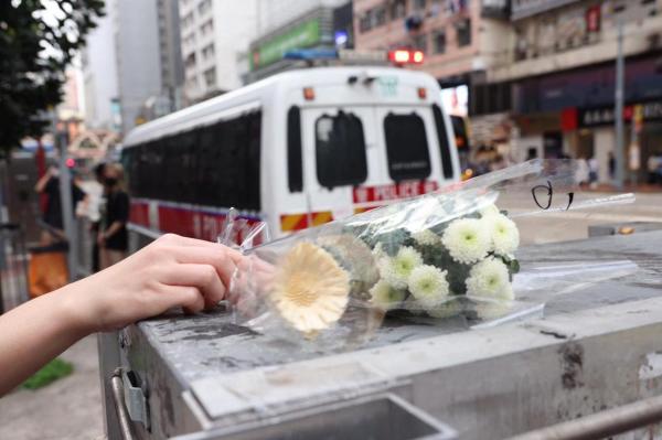 Locuitorii Hong Kong auadus omagii unui bărbat care a înjunghiat un poliţit