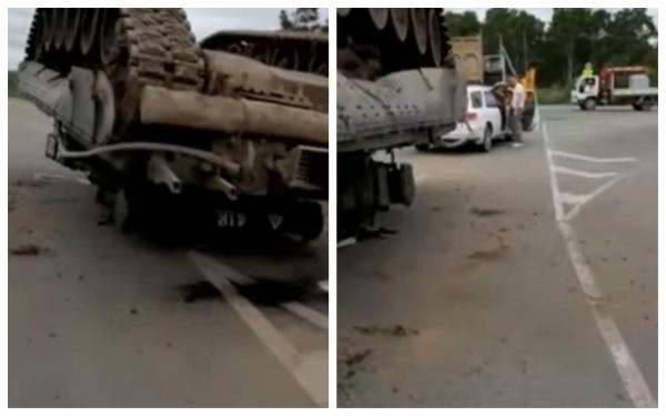 Armata Rusiei a scăpat un tanc de luptă pe șosea. Mastodontul de 40 de tone s-a răsturnat și a făcut gaură în asfalt