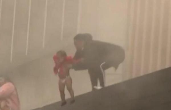 Mama a fost nevoită să arunce copilul pe fereastră pentru a-l salva