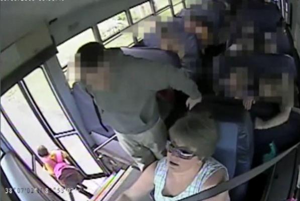 Momentul dramatic în care șoferița unui autobuz școlar târăște o fetiță de 6 ani de-a lungul drumului, cu ghiozdanul prins între uși