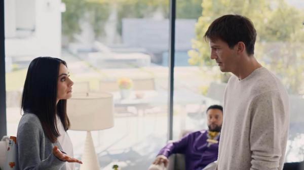 Ashton Kutcher a vrut să zboare în spaţiu cu Virgin Galatic, dar nu l-a lăsat soţia. Mila Kunis l-a convins că nu e "o decizie înțeleaptă"