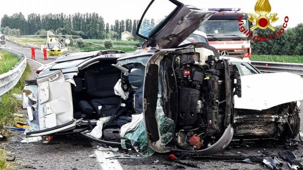 Familie de români, la un pas de tragedie pe o șosea din Italia. Un tânăr de 23 de ani a fost rănit grav în accident