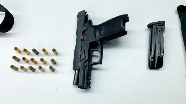 Un bărbat din Iaşi a găsit un pistol folosit de trupele speciale şi l-a luat acasă. Soţia l-a reclamat la Poliţie după ce a găsit arma în pod