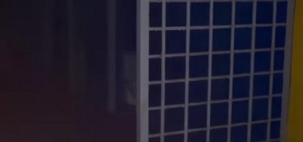 Jurnaliştii ruşi susţin că au descoperit o închisoare secretă deghizată într-o cabană. Anchetatorii nu au reuşit să afle cui aparţine, dar au dărămat-o cu buldozerul - VIDEO