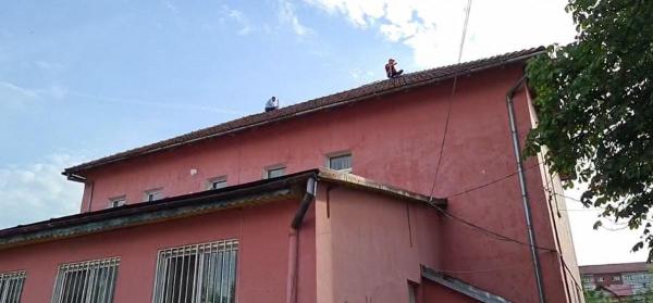 Doi bărbați au ameninţat că se aruncă de pe clădirea Casei Pensionarilor din Petroșani