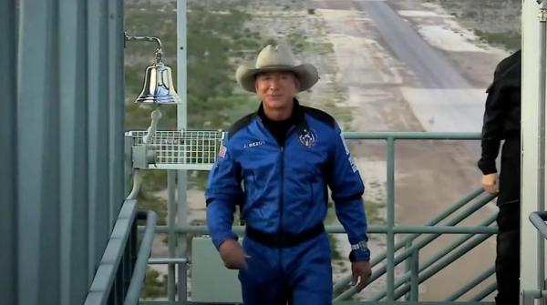 Miliardarii Jeff Bezos şi Richard Branson nu pot fi consideraţi "astronauţi". Guvernul american a schimbat legislaţia în ziua în care Bezos zbura în spaţiu