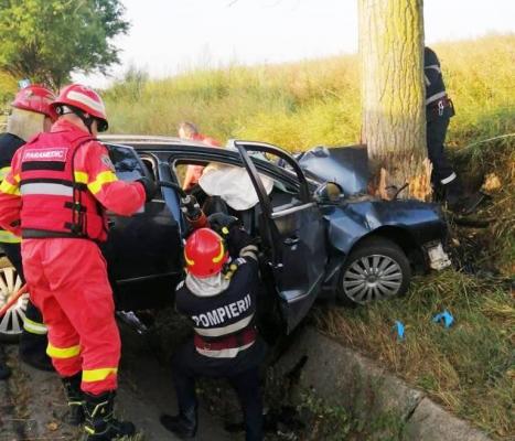 VW făcut praf într-un copac pe un drum din Bacău, trei tineri au murit pe loc. O fată de 23 de ani, singura supraviețuitoare