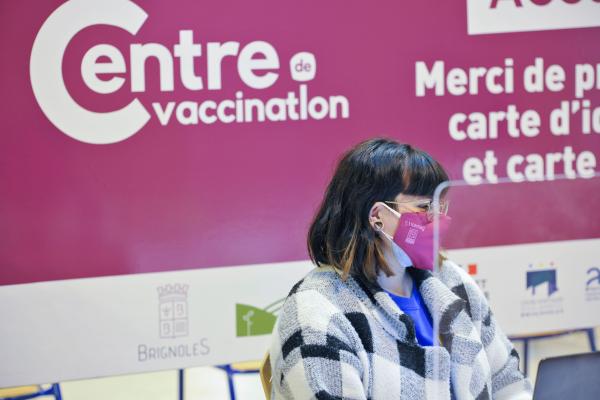 Elevii nevaccinați anti-Covid nu vor mai putea participa la cursuri, în Franța, deși OMS a cerut țărilor bogate să nu-și mai vaccineze copiii și să doneze dozele