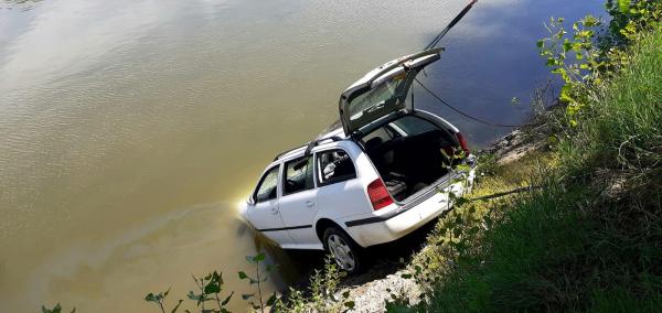 Mașina căzută în Dunăre, găsită de scafandri. Bărbații rămași captivi în autoturism au fost scoși din apă decedați