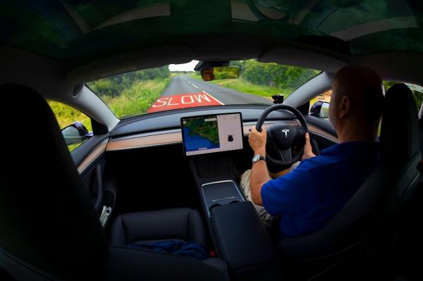 Momentul în care o maşină Tesla încetineşte în mijlocul unui drum cât se poate de liber. Pilotul automat a crezut că Luna e culoarea galbenă a semaforului - VIDEO