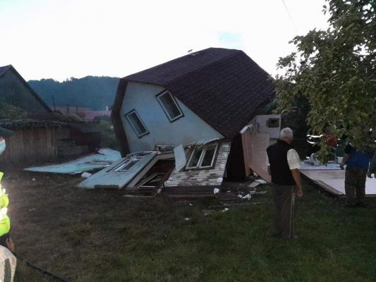 Casă distrusă de explozia unei butelii cu gaz, la Praid. O mamă și copilul ei au fost răniți