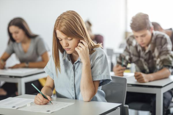 Mai mulţi elevi susţin examene