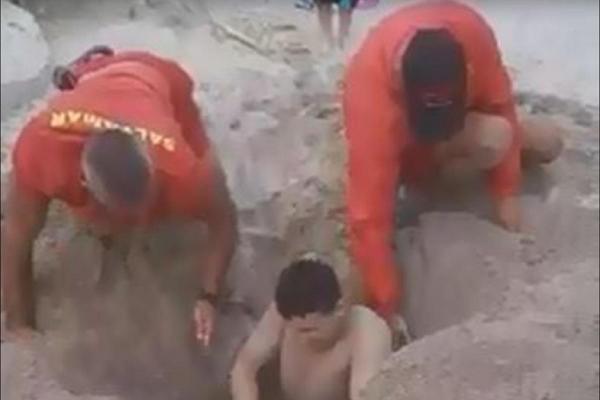 Salvamarii au săpat cu mâinile goale în nisip pentru a-l extrage pe bărbat