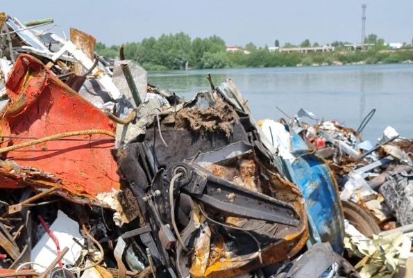 Două barje care transportau ilegal deşeuri din Ungaria spre Turcia, oprite de Garda de Mediu şi Poliţia de Frontieră în Dolj