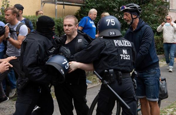 Ciocniri violente la Berlin între protestatari şi poliţie la manifestaţiile ilegale împotriva restricţiilor antiocovid