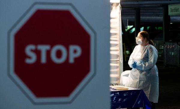 Testare coronavirus din maşină şi un semn de stop