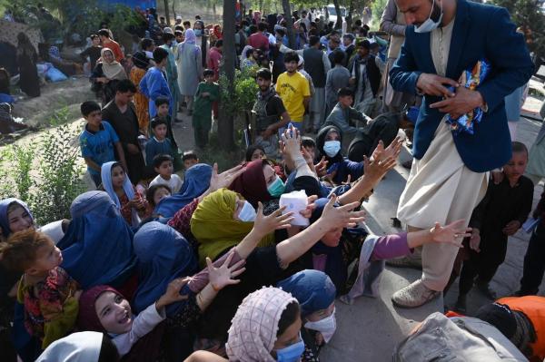 Afganistanul este în pragul unei catastrofe umanitare: zeci de mii de oameni fug din calea talibanilor. ONU cere vecinilor să lase refugiaţii să treacă