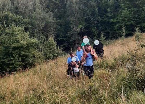 O familie cu doi copii mici s-a rătăcit în pădurea de lângă Mănăstirea Ciolanu. Unde au fost găsiți, după ce au sunat la 112