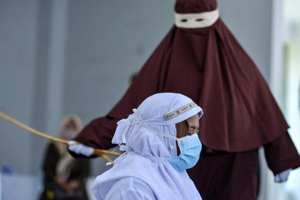Ce este legea Sharia și ce reguli dure au talibanii pentru femei. O femeie a rămas fără deget pentru că a fost prinsă cu ojă