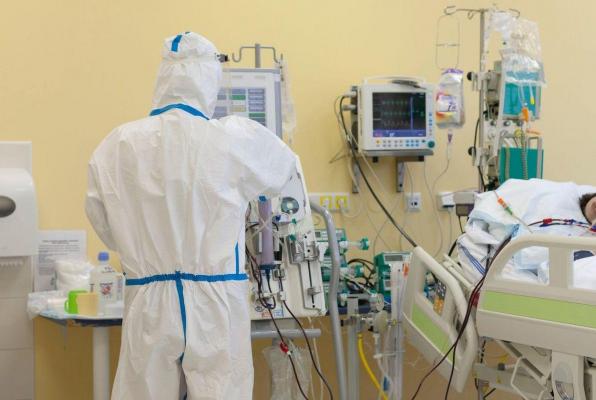 Un medic asistă un pacient care suferă de complicații după infecția cu coronavirus (Covid-19)