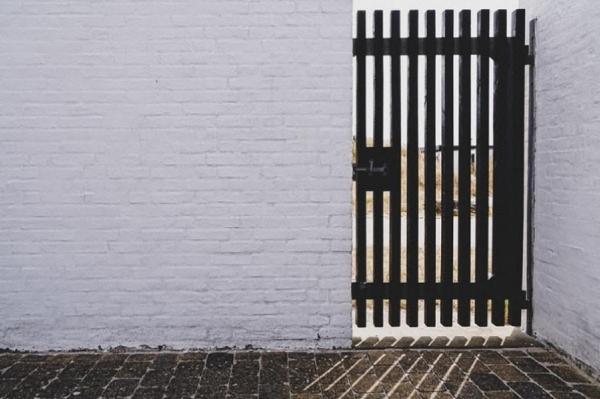 Ce tip de poartă e mai bun pentru curtea casei sau grădină