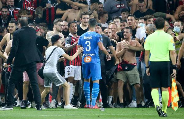 Violenţe în Franţa, la meciul Nice - Marseille. Suporterii au intrat pe teren şi s-au luat la bătaie cu jucătorii, meciul a fost oprit