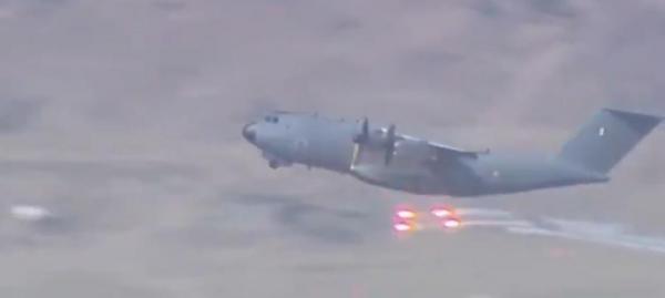 Avion militar francez, filmat în timp ce lansează "capcane termice" la câteva secunde după decolarea de pe aeroportul din Kabul - VIDEO