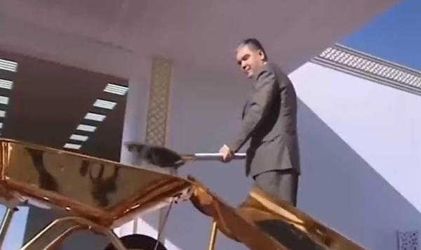 Preşedintele din Turkmenistan a ieşit din nou în evidenţă: a inaugurant un şantier cu o lopată şi o roabă din aur
