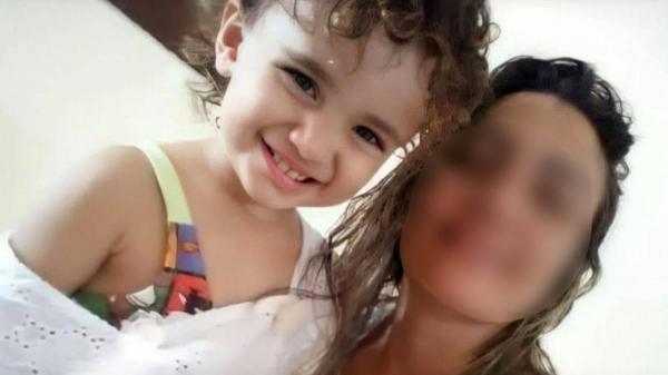 Sara Alves de Albuquerque, din Erere, în nord-estul Braziliei, alături de mama ei