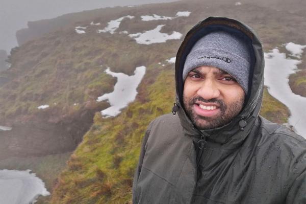 Imran Choudhury s-a filmat pe formațiunea stâncoasă Trinnacle de pe Saddleworth Moor, din Marea Britanie