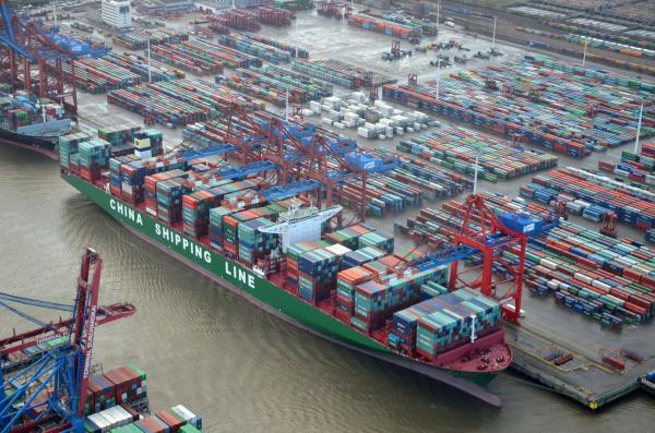 Transport maritim într-un port din China