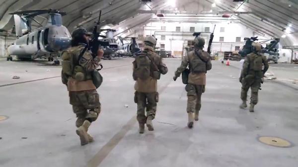 Talibanii au făcut inspecție la Aeroportul Kabul, în uniformă americană