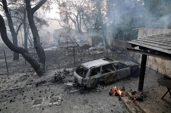 Grecia e în flăcări după cele mai mari temperaturi din istorie. Noi incendii au izbucnit în suburbiile Atenei