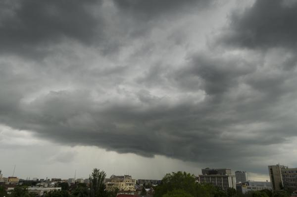 București, între caniculă și furtună. Temperaturile scad de la 37 de grade la 31