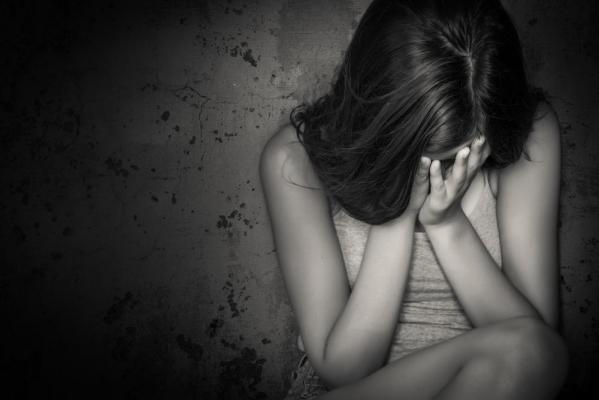 Un adolescent de 17 ani şi-a bătut fosta iubită şi pe mama acesteia, în plină zi, pe o stradă din Piteşti