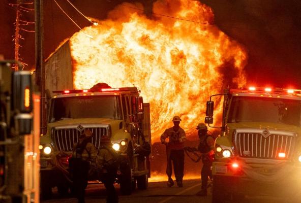 Pe lângă flăcările uriaşe, pompierii din California au fost obligaţi să lupte şi cu reticenţele localnicilor