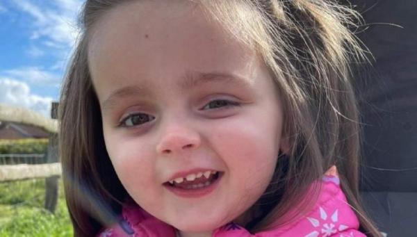 O copilă de trei ani luptă să trăiască după ce a fost diagnosticată cu o formă rară de cancer