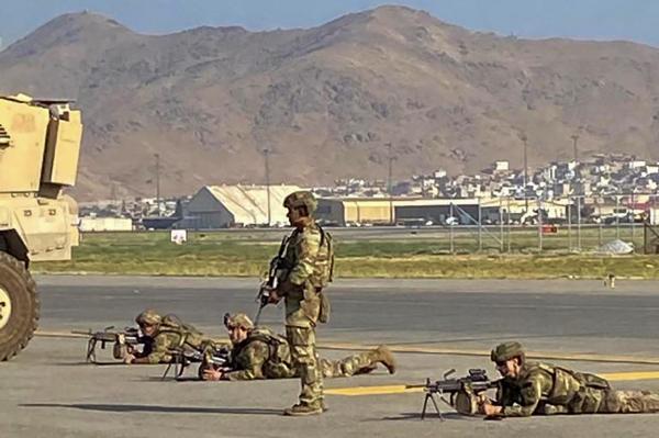 Talibanii au escortat cetățeni americani la aeroportul din Kabul în urma unei înțelegeri secrete cu SUA