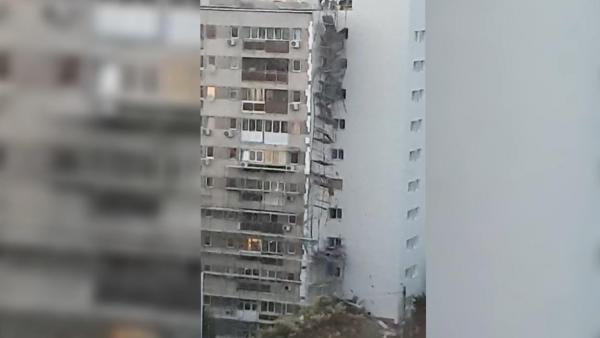 Locatarii unui bloc din Sectorul 2 au crezut că e cutremur: o schelă montată pentru modernizarea blocului s-a prăbuşit din senin