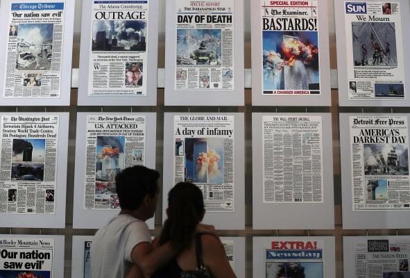 Primele pagini ale ziarelor din 12 septembrie 2001 au fost expuse într-o galerie făcută de Newseum