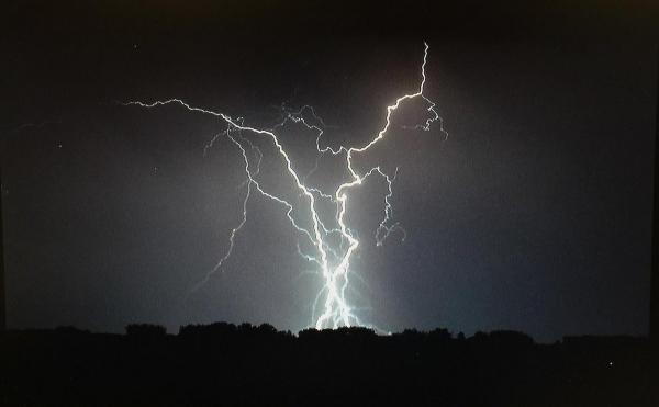 Trăsnetele au ucis cel puţin 14 membri ai aceleiaşi familii, în Pakistan: au lovit simultan în două case învecinate. Cinci copii au murit