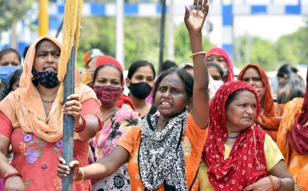 Femeile din India protestând pentru legi mai dure