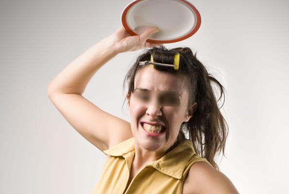 Un sucevean a sunat la 112 să se plângă că l-a bătut soţia cu o farfurie. Femeia era exaperată că bărbatul a venit iar băut