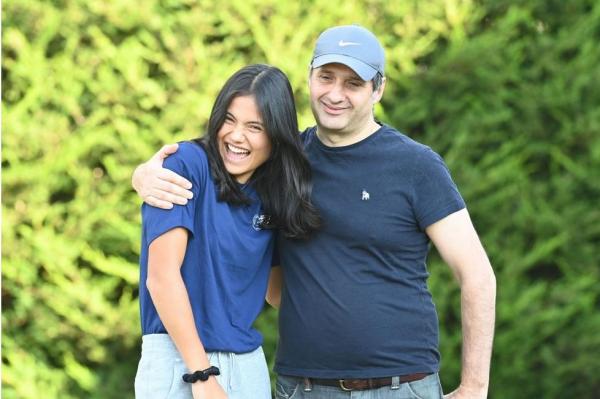 Emma Răducanu a revenit acasă: tatăl său a primit-o cu o îmbrăţişare. A fost escortată de gărzi de corp şi maşini ale poliţiei | GALERIE FOTO