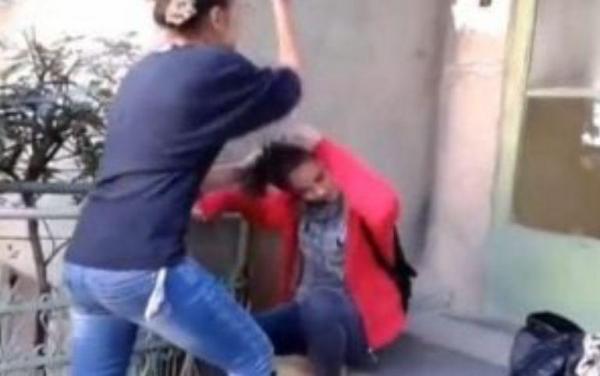 Telenovelă în toată regula într-o localitate din Suceava: O soţie şi-a luat la păruit rivala în dragoste, în plină stradă