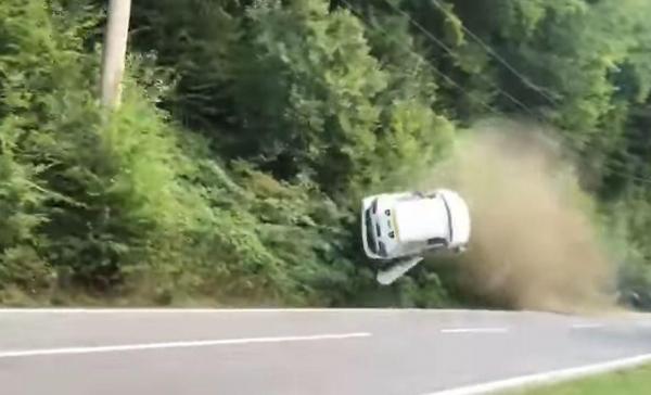 Accident dramatic la Trofeul Câmpulung, după ce o mașină s-a răsturnat de mai multe ori. Momentul impactului, surprins în imagini