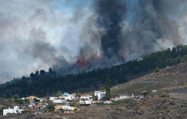 Vulcanul Cumbre Vieja a erupt. Locuitorii de pe insula La Palma, evacuaţi de autorităţi