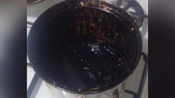 oală cu mâncare arsă