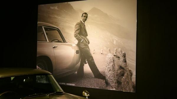 James Bond interpretate de actorul Sean Connery